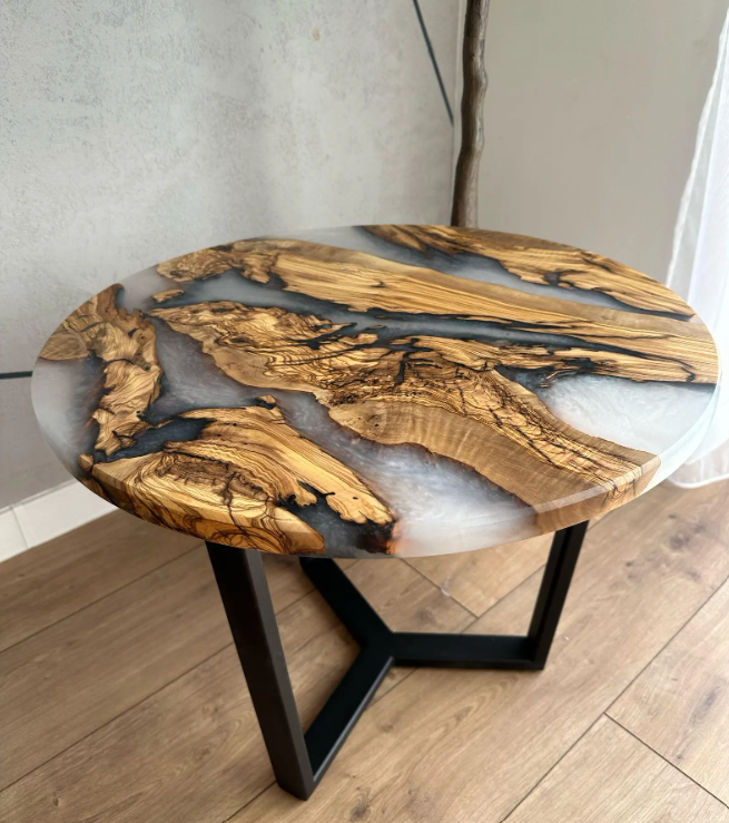 Table ronde en bois nature et époxy