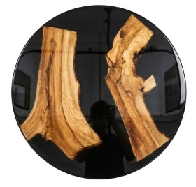 Table brillante en bois et époxy