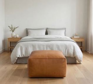 Pouf Carré en Cuir Camel – Élégance Artisanale et Confort